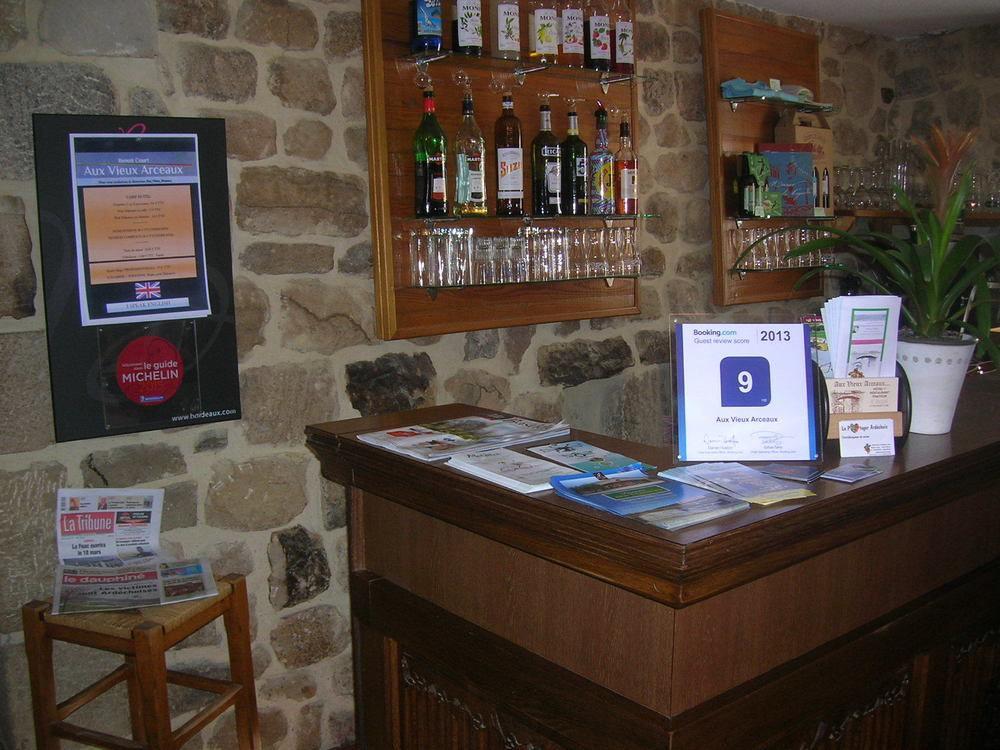 Aux Vieux Arceaux Hotel Mercuer Buitenkant foto