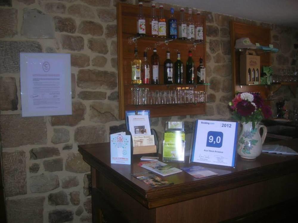 Aux Vieux Arceaux Hotel Mercuer Buitenkant foto