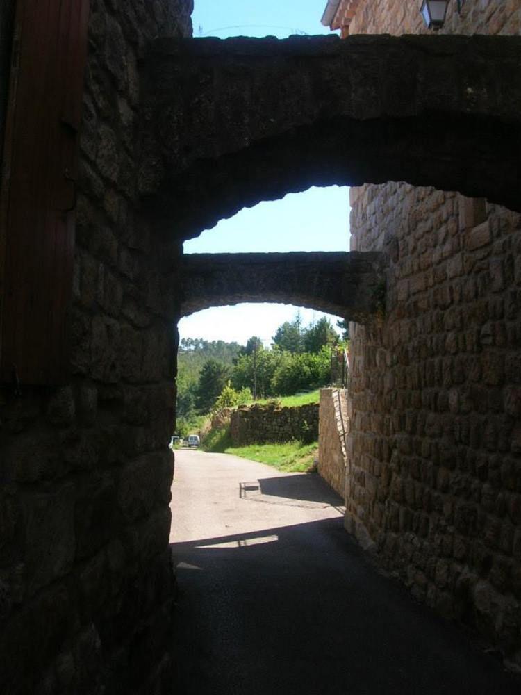 Aux Vieux Arceaux Hotel Mercuer Buitenkant foto