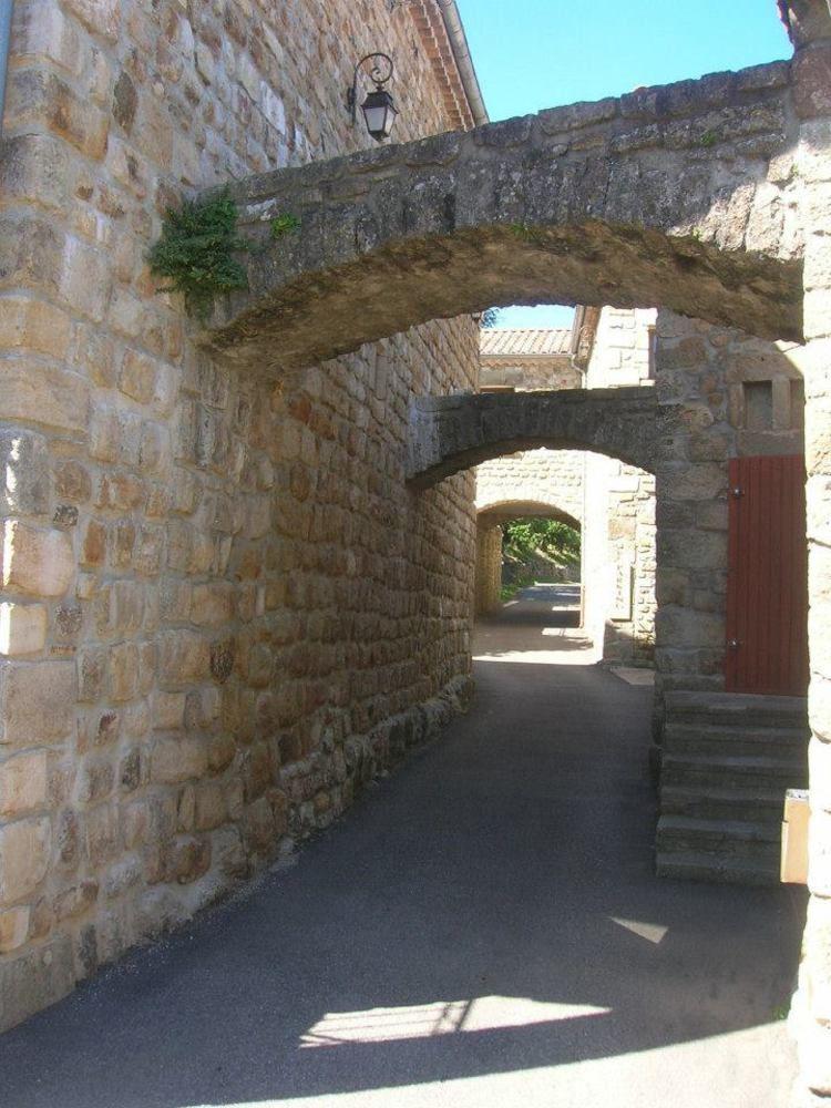 Aux Vieux Arceaux Hotel Mercuer Buitenkant foto