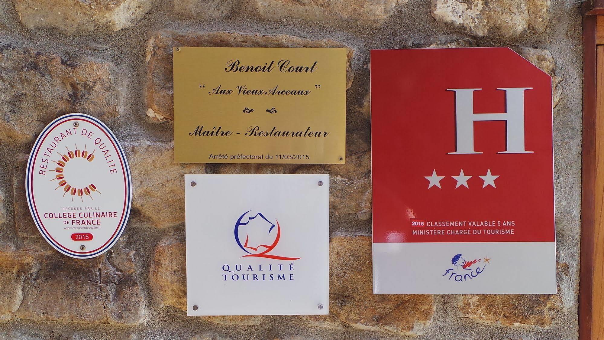 Aux Vieux Arceaux Hotel Mercuer Buitenkant foto
