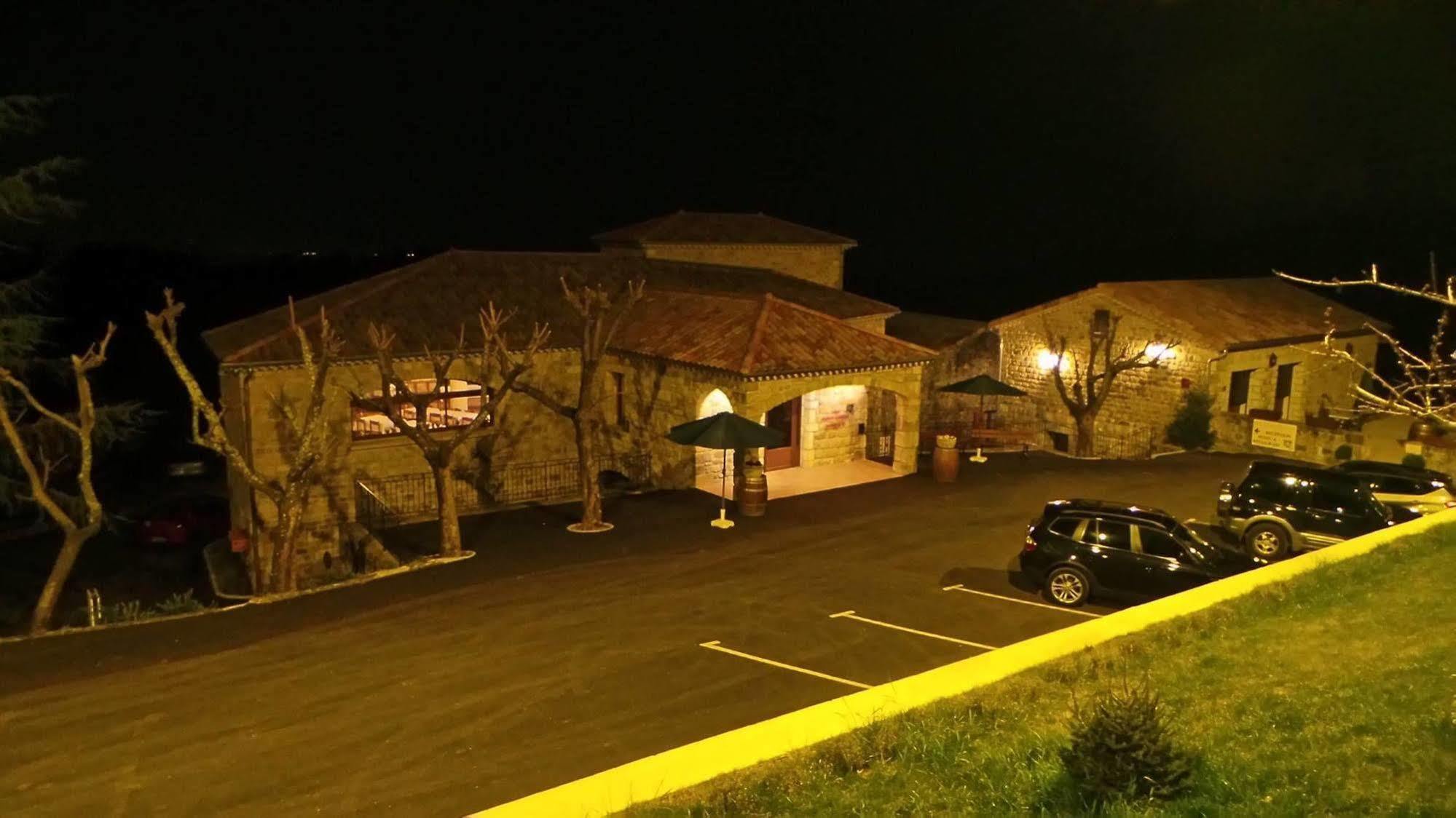 Aux Vieux Arceaux Hotel Mercuer Buitenkant foto